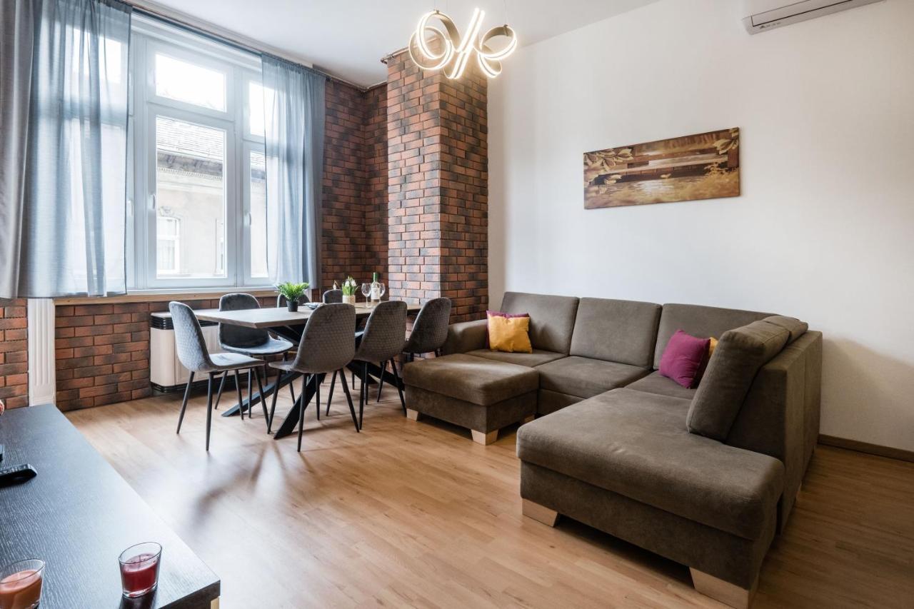 Jacuzzi And Privacy With 2 Balconies And Free Garage Apartment Будапеща Екстериор снимка