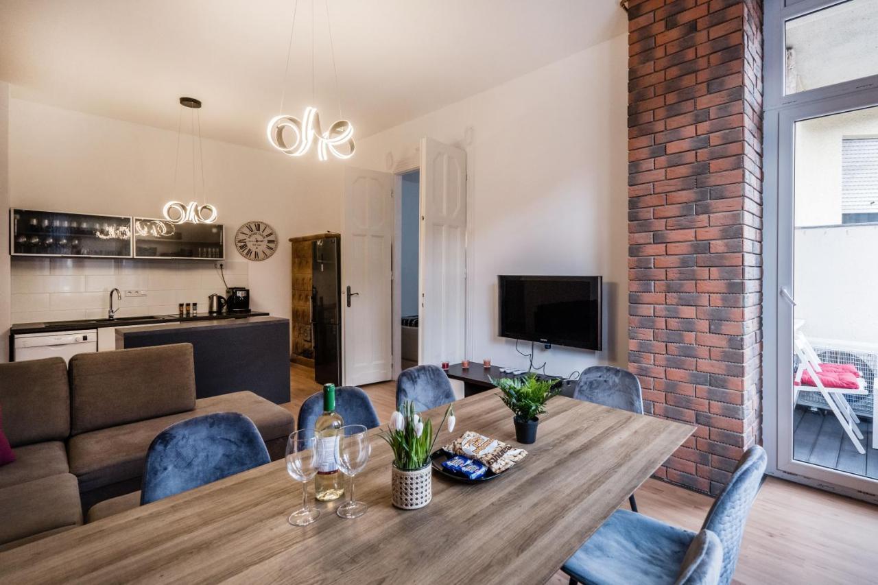 Jacuzzi And Privacy With 2 Balconies And Free Garage Apartment Будапеща Екстериор снимка