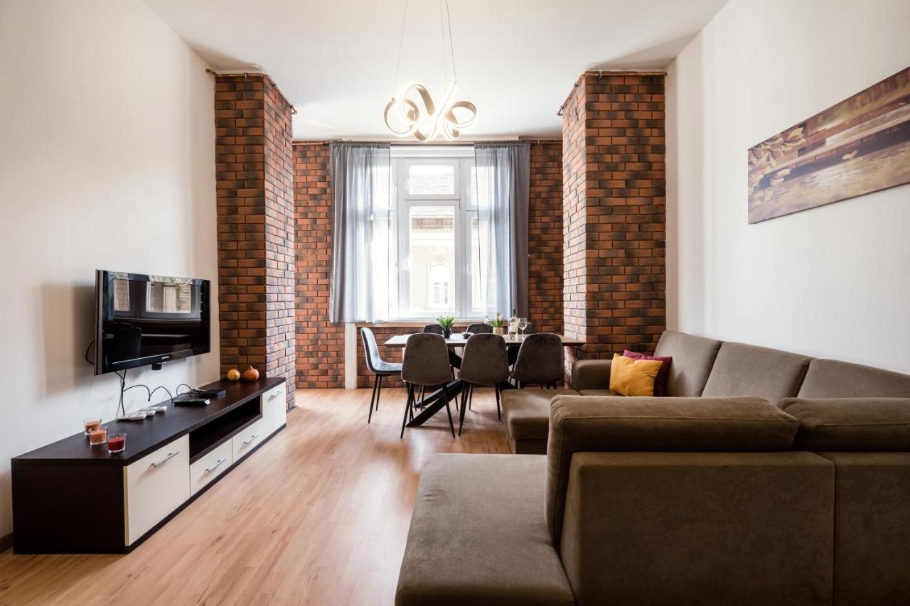 Jacuzzi And Privacy With 2 Balconies And Free Garage Apartment Будапеща Екстериор снимка